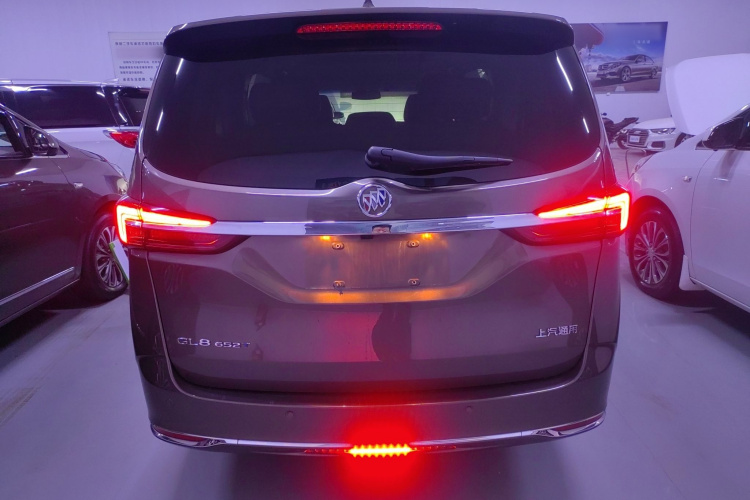 别克GL8 2022款 陆上公务舱 652T 豪华型车身外观6