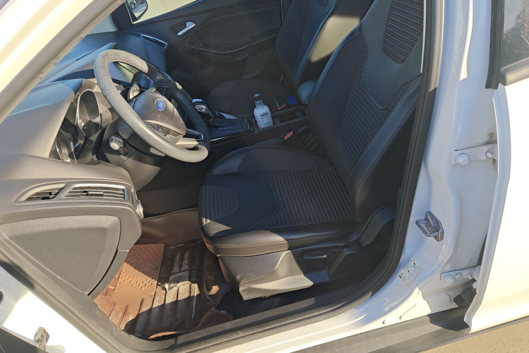 福特 福克斯 2018款 两厢经典 1.6L 自动风尚型智行版局部细节19