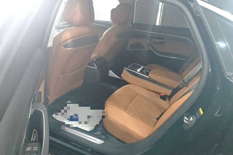 奥迪A8 2024款 A8L 50 TFSI quattro 臻选型中控内饰7004