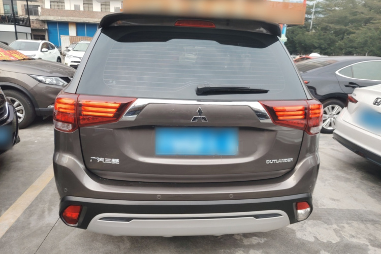 三菱 欧蓝德 2020款 2.4L 四驱致享版 5座车身外观6