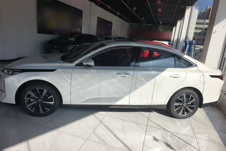 长安 逸动 2025款 蓝鲸 1.5T 500Bar尊贵型车身外观4