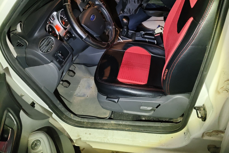 福特 福克斯 2013款 两厢经典 1.8L 手动基本型中控内饰19