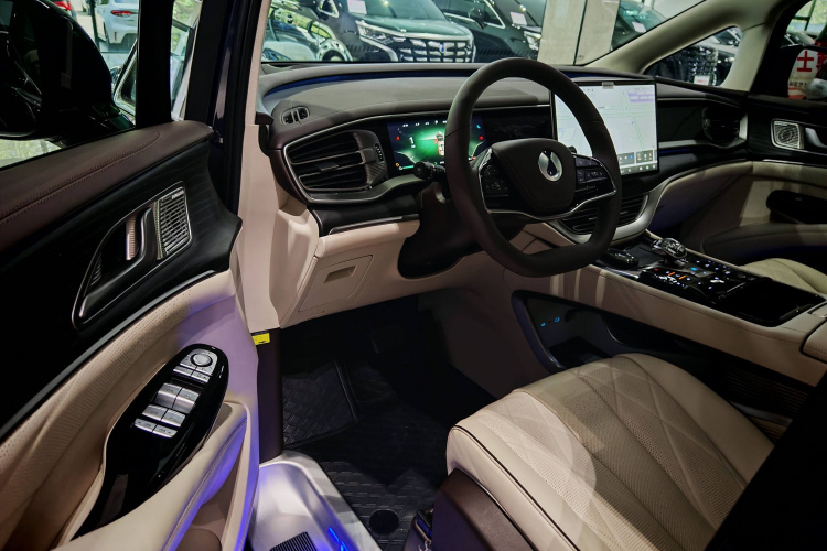 腾势D9 2024款 DM-i 980 四驱尊荣型中控内饰7007