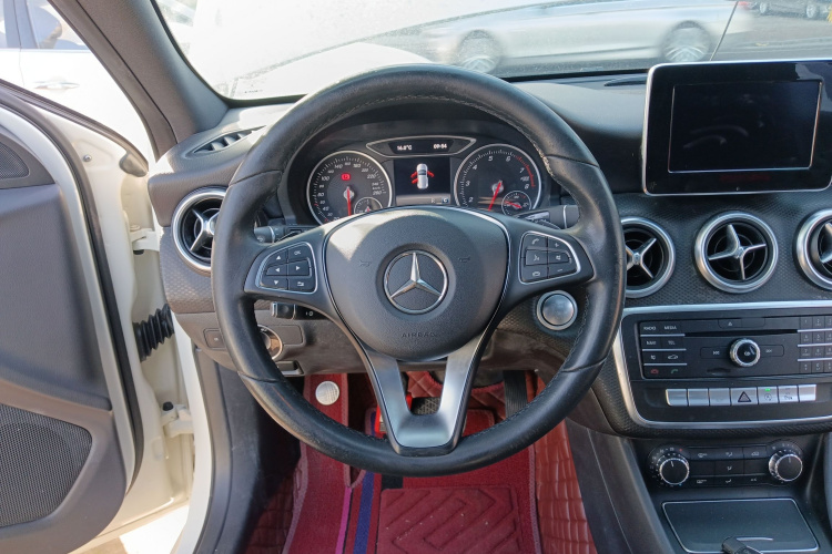 奔驰A级(进口) 2017款 改款 A 200 动感型中控内饰13