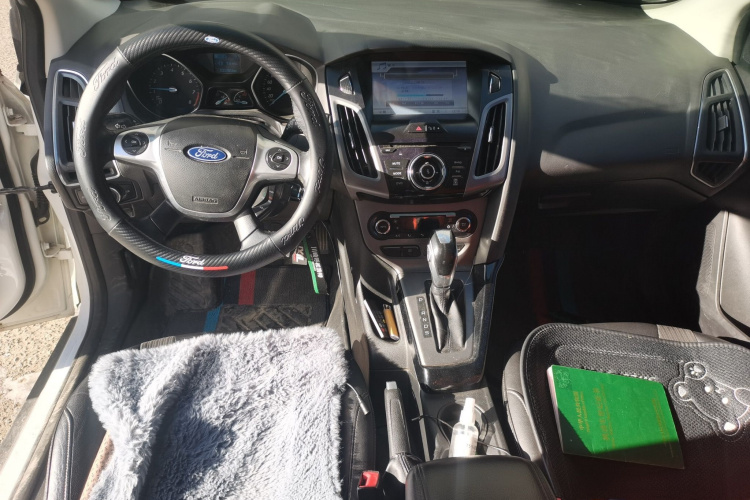 福特 福克斯 2012款 两厢 1.6L 自动风尚型中控内饰12