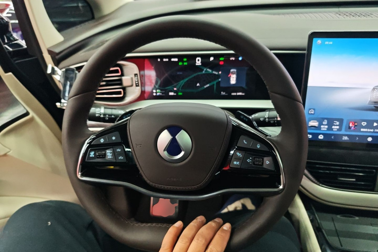 腾势D9 2025款 DM-i 四驱尊航型中控内饰13