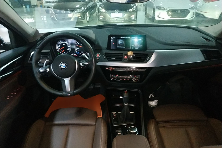 宝马1系 2019款 120i M运动套装中控内饰12