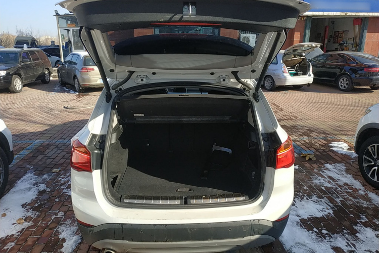 宝马X1 2016款 sDrive18Li 时尚型机舱底盘23