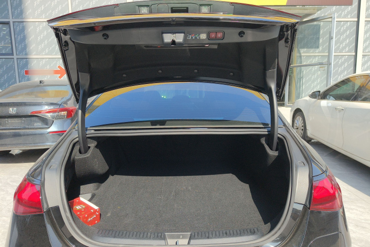 奔驰E级新能源 2024款 E 350 e L 插电式混合动力轿车机舱底盘23