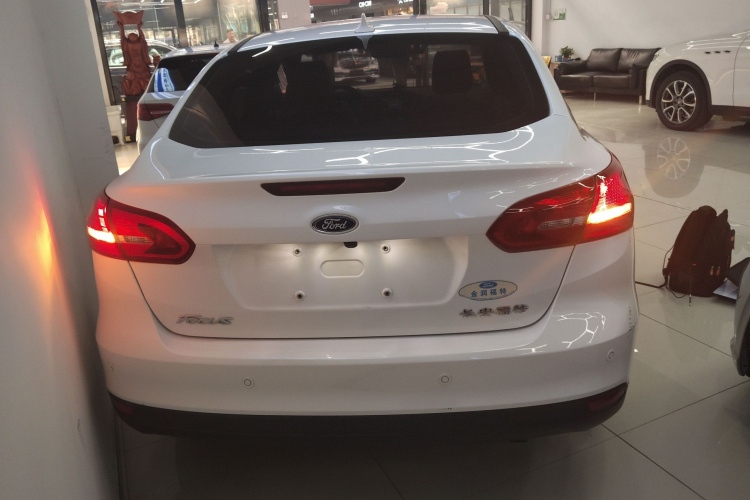 福特 福克斯 2018款 三厢经典 1.6L 自动风尚型智行版车身外观6