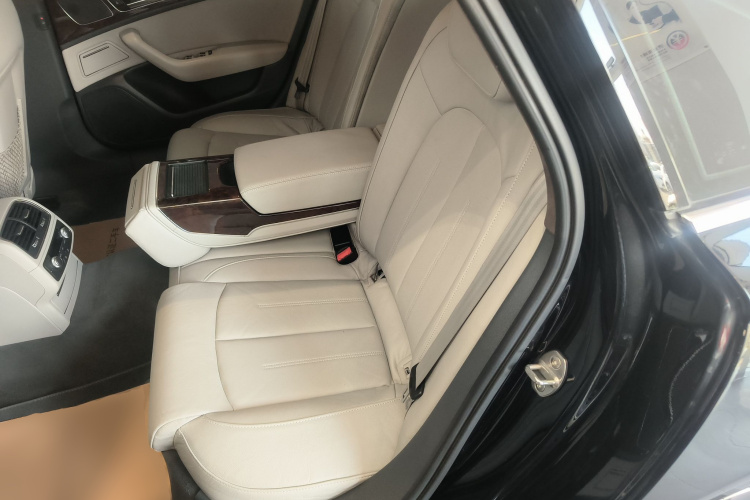 奥迪A6L 2016款 30 FSI 舒适型中控内饰7004