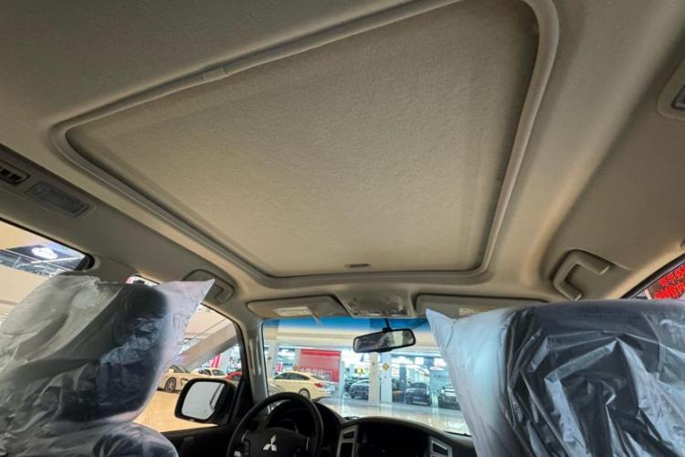 三菱 帕杰罗(进口) 2022款 帕杰罗V93 3.0L GLS 织物(中东)中控内饰7007