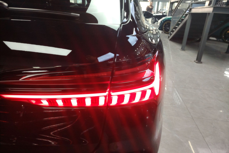 奥迪A6(进口) 2022款 Avant 先锋派 45 TFSI 臻选动感型车身外观9