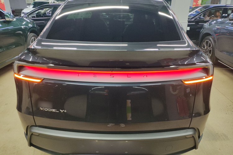 特斯拉 Model Y 2025款 改款 长续航全轮驱动版车身外观6