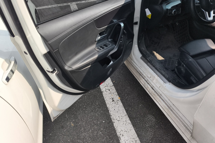 奔驰A级 2022款 改款 A 200 L 运动轿车动感型中控内饰20