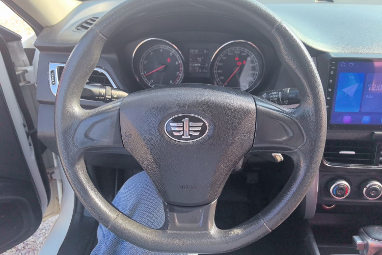 奔腾B30 2017款 1.6L 自动舒适型中控内饰13