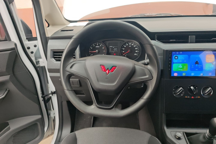 五菱汽车 五菱宏光PLUS 2020款 1.5L 手动标准型 5座中控内饰13