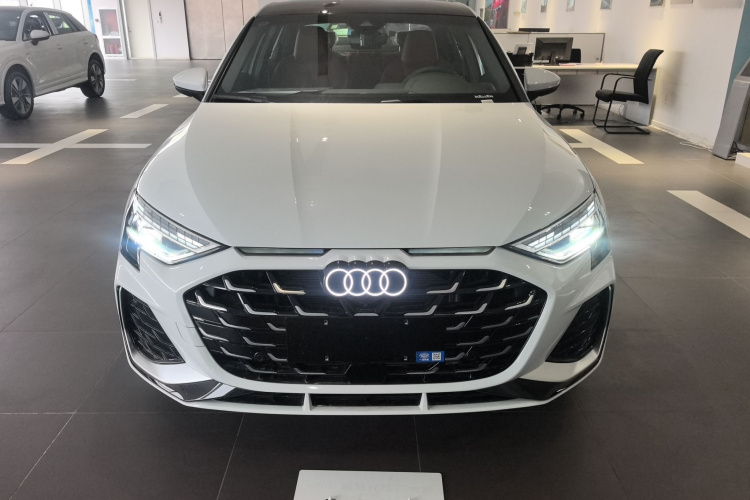 奥迪A3 2025款 A3L Limousine 35TFSI 飞驰尊享型车身外观2