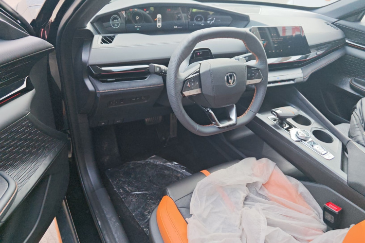 长安UNI-V 2025款 1.5T 500Bar尊贵运动型中控内饰12