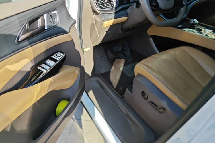 腾势D9 2024款 DM-i 980 四驱旗舰型中控内饰7003