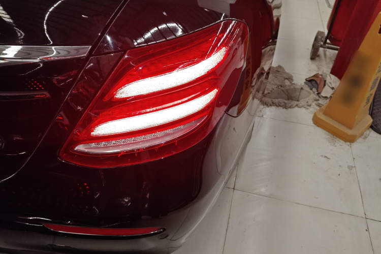 奔驰E级 2019款 E 300 L 运动豪华型车身外观9