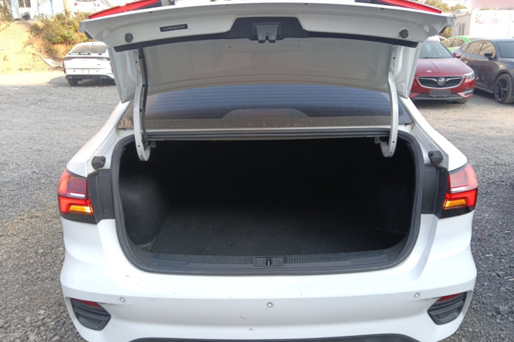 荣威i5 2021款 1.5L CVT钻石版机舱底盘23