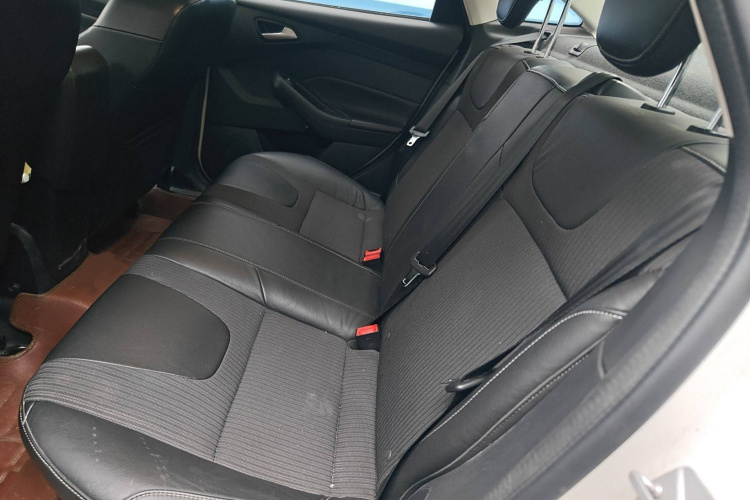 福特 福克斯 2012款 三厢 1.6L 手动风尚型中控内饰7004