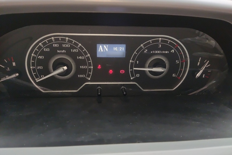 上汽大通MAXUS 新途V80 2023款 2.0T AMT经典傲运通短轴中顶5/6座局部细节14