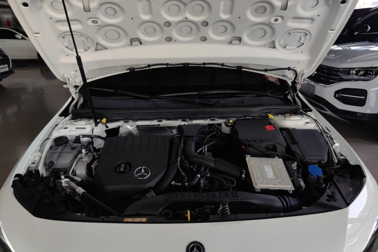 奔驰A级 2020款 改款 A 200 L 运动轿车时尚型机舱底盘24