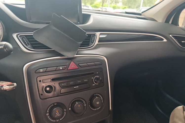 标致308 2014款 乐享版 经典 1.6L 自动优尚型局部细节16