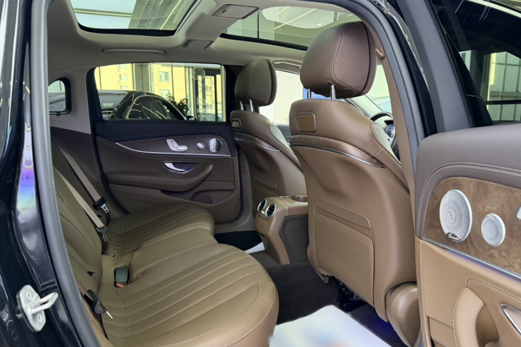 奔驰E级 2020款 改款 E 300 L 时尚型中控内饰7004