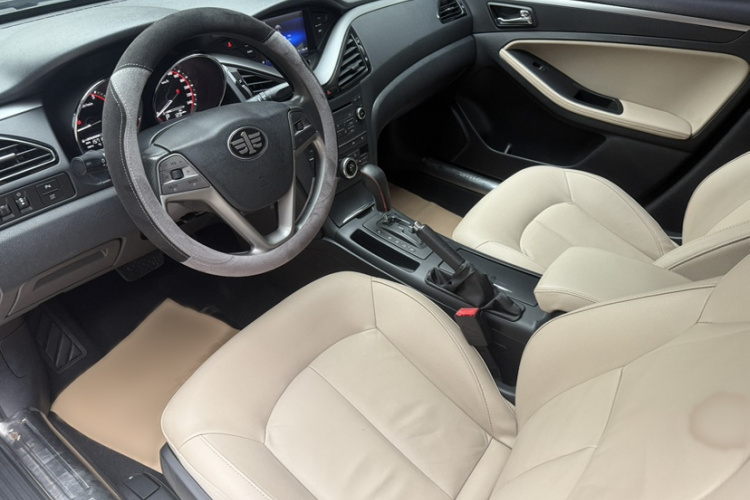 奔腾B70 2014款 2.0L 自动豪华型中控内饰7002