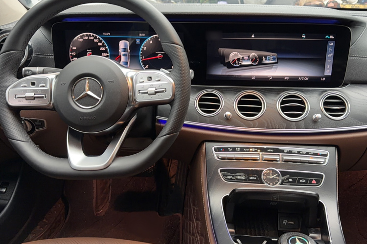 奔驰E级 2019款 E 200 L 运动型局部细节16