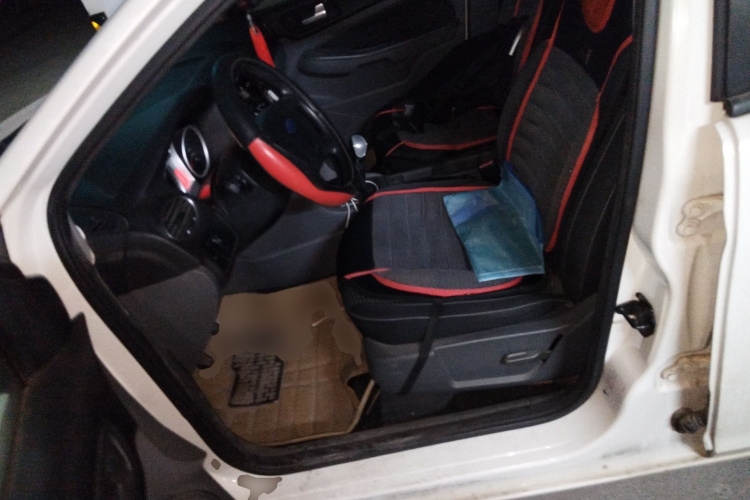 福特 福克斯 2013款 两厢经典 1.8L 手动基本型中控内饰19