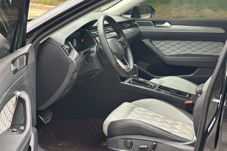 大众 迈腾 2023款 200万辆纪念版 330TSI DSG领先型中控内饰7002