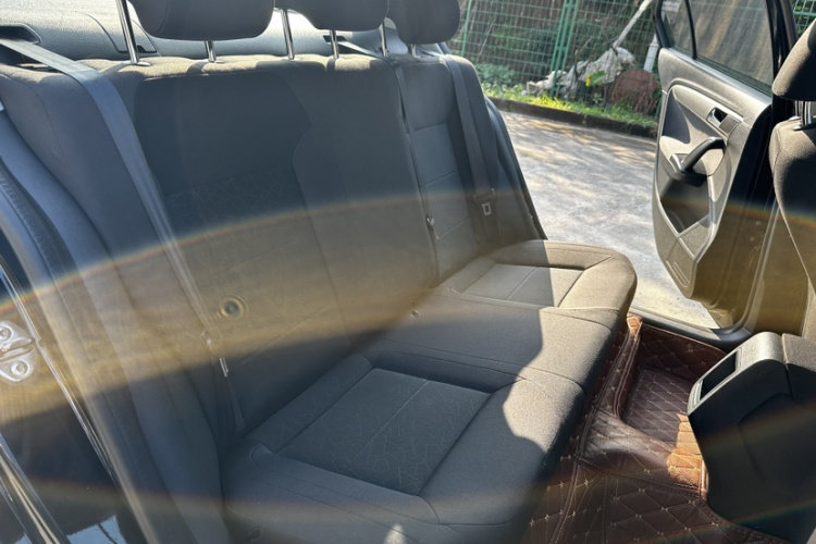 大众 朗逸 2013款 改款经典 1.6L 手动风尚版中控内饰7005