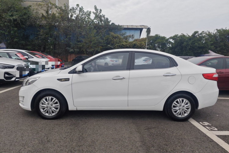 起亚K2 2012款 三厢 1.4L MT GLS纪念版车身外观4