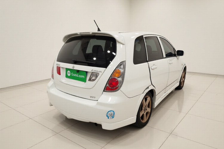 铃木 利亚纳 2013款 两厢 1.4L 手动标准型2车身外观7