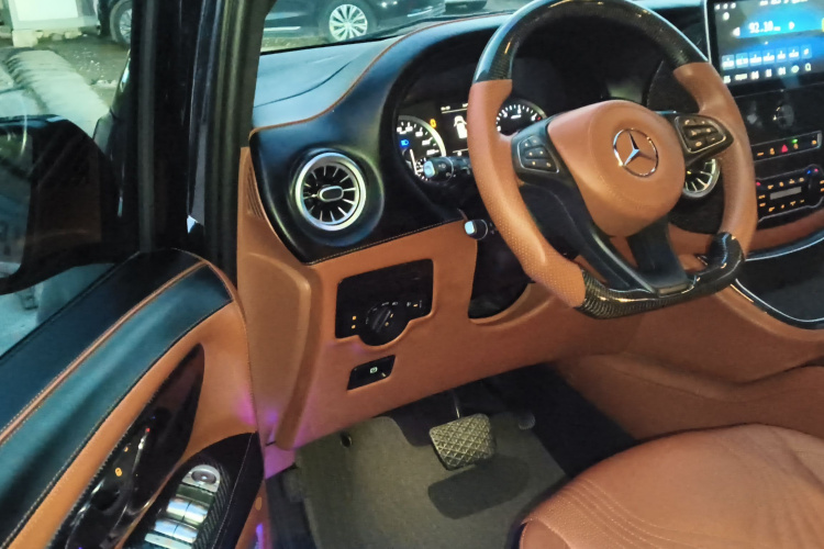 奔驰 威霆 2021款 2.0T 精英版 7座中控内饰20