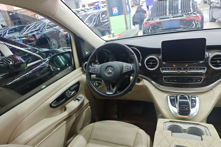 奔驰V级 2018款 V 260 领航版 国VI局部细节13