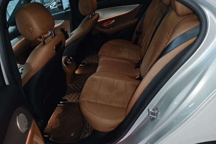 奔驰E级 2017款 改款 E 300 运动型中控内饰7004