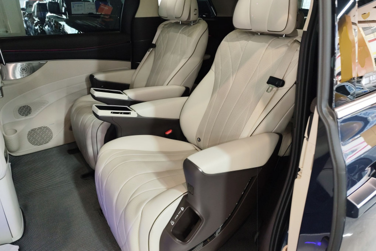 腾势D9 2024款 DM-i 980 四驱旗舰型中控内饰7004