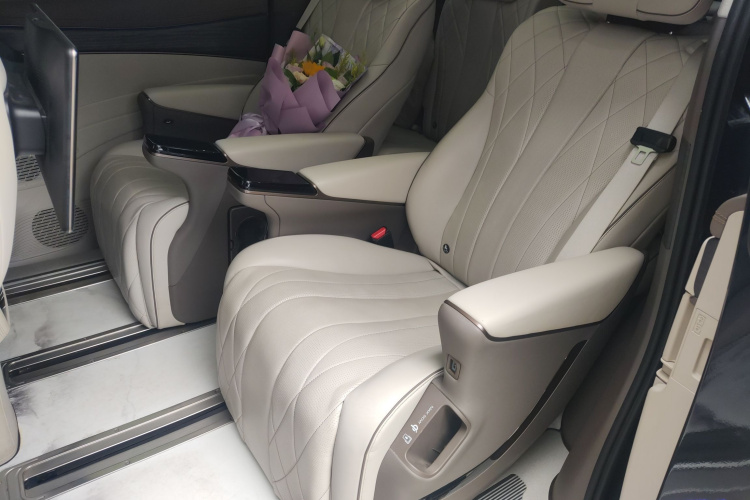 腾势D9 2022款 DM-i 970 四驱旗舰型中控内饰7004