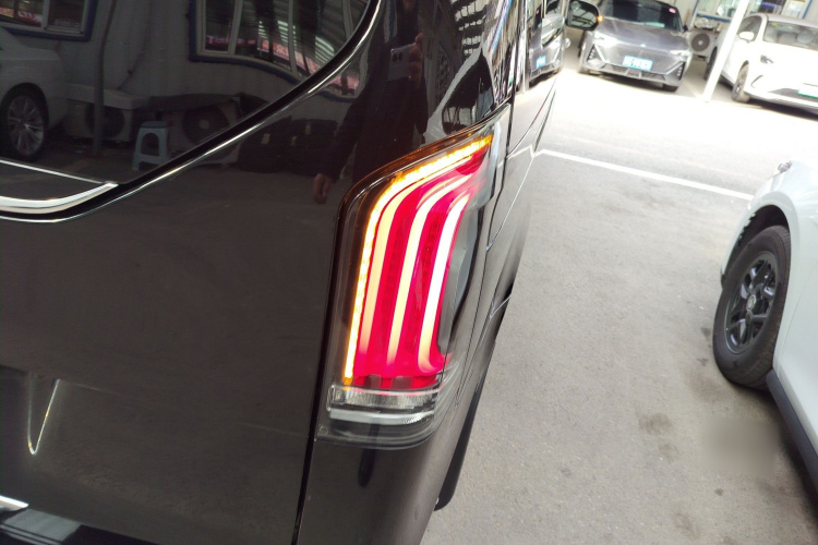 奔驰V级 2024款 V 300 L 长轴距尊贵版车身外观6001