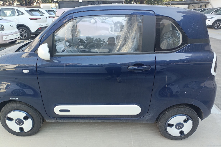 奔腾小马 2025款 222km 闪电马车身外观4