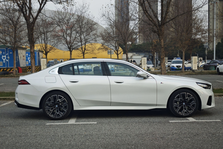 宝马5系 2024款 530Li 尊享型 M运动套装车身外观6003