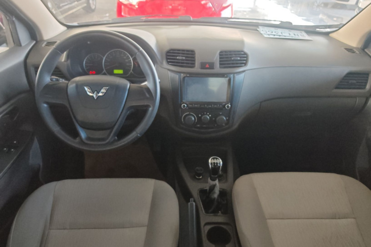 五菱汽车 五菱宏光 2015款 1.2L S 基本型国IV中控内饰7002