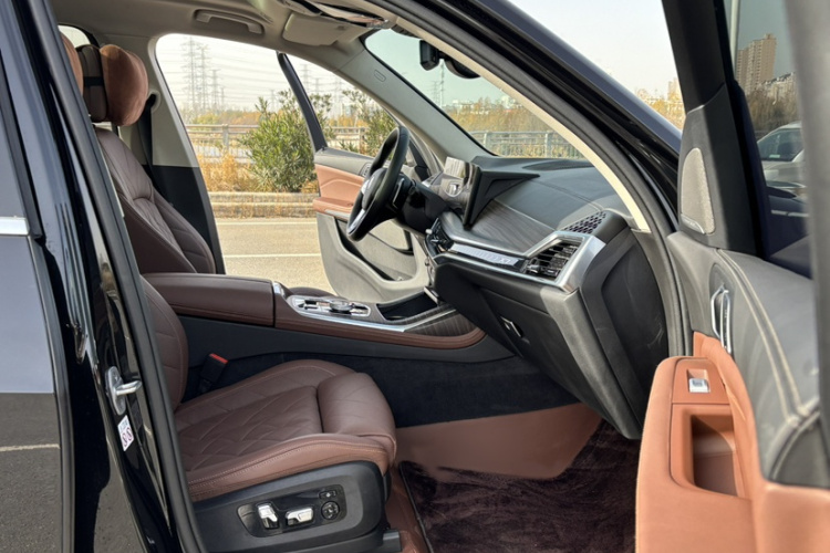 宝马X7 2023款 xDrive40i 领先型豪华套装中控内饰7003