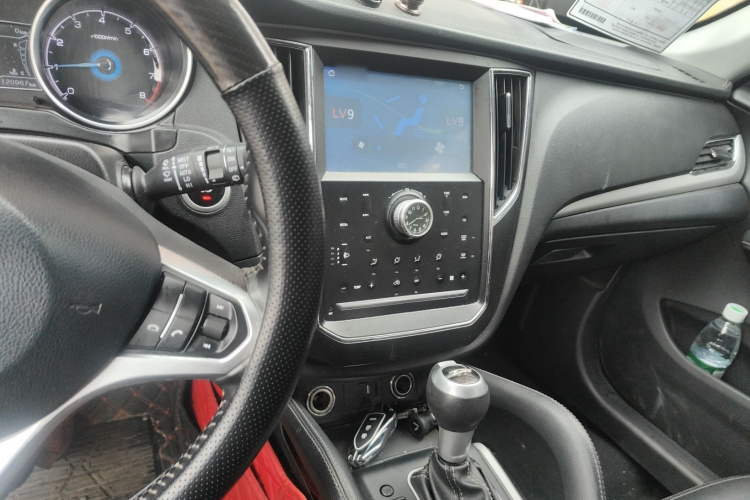 众泰SR7 2016款 1.5T CVT魔方之路版 国V中控内饰12