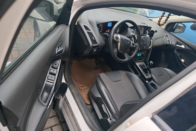 福特 福克斯 2012款 三厢 1.6L 手动风尚型中控内饰7003